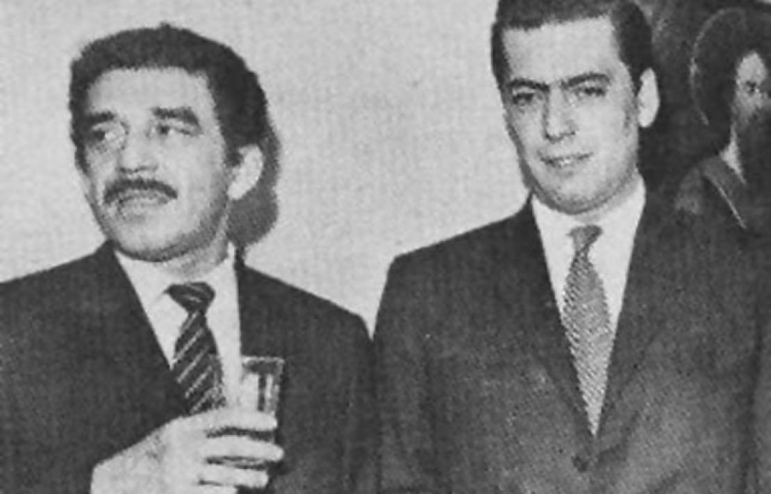 gabo y Vargas Llosa imagen antigua en blanco y negro de gabo y varas Llosa, los dos visten de traje, cabo sostiene una copa en su manoderecha