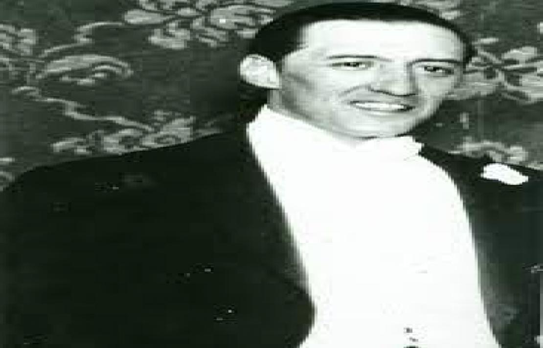 Imagen en blanco y negro de Alberto Angel Montoya, el viste un smoking