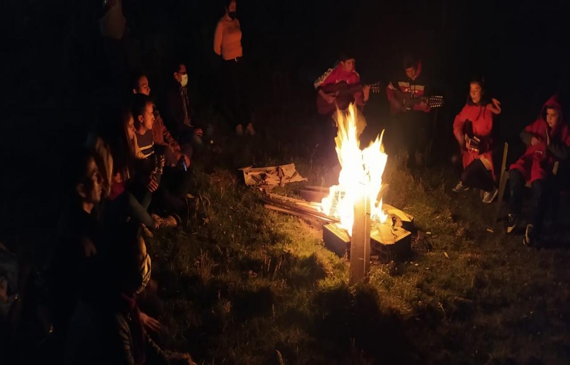imagen de varias personas con discapacidad visual en una noche haciendo fogata