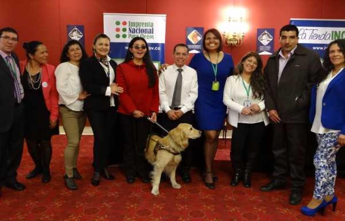equipo de la Tienda y la imprenta nacional para ciegos presentes en el cumpleaños 62 de la entidad