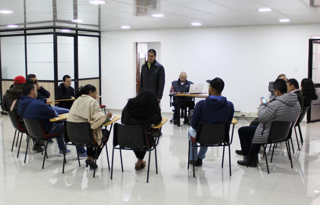Jorge Andres Colmenares en el taller de familias linguisticas