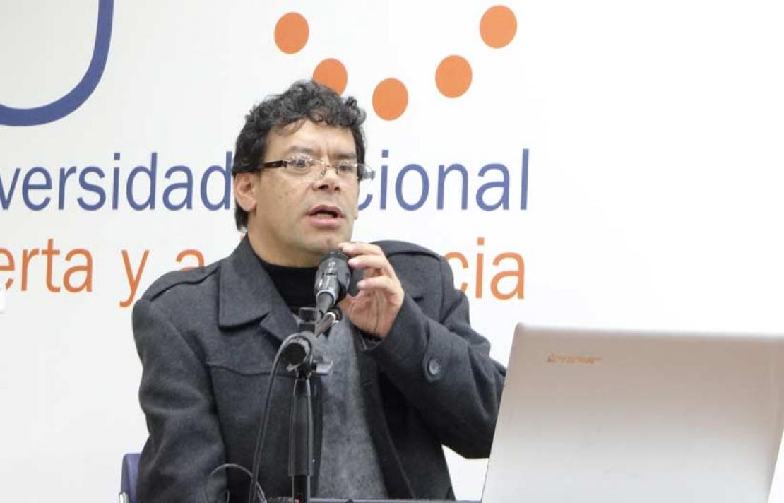 Santiago Rodríguez haciendo su intervención