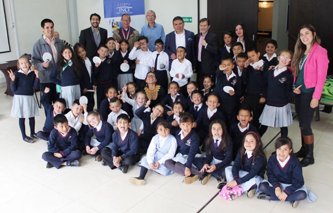 Grupo de niños visitantes en el INCI junto al Director General Carlos Parra Dussan y otros funcionarios