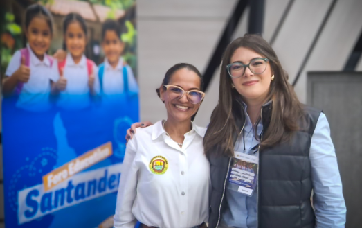 Andrea Carolina Chacon, Directora General del INCI, acompañada por Diana Mejia, Líder de Inclusión de la Secretaria de Educación de Santander, durante su participación del foro: “Santander Educa para el Futuro 2026–2035”.