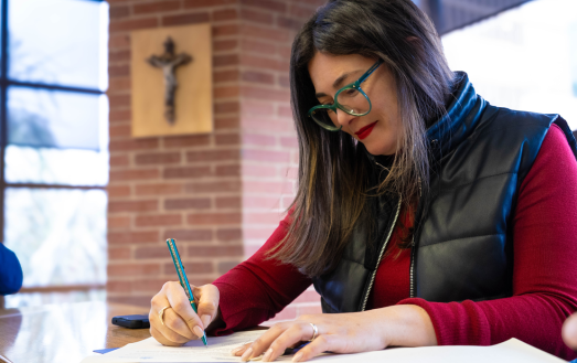 Andrea Carolina Chacón Directora del INCI firmando un Memorando de Entendimiento entre el INCI y la Pontificia Universidad Javeriana que marca oficialmente el inicio de la reactivación del Consultorio Jurídico del INCI