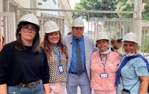 Andrea Carolina Chacón, directora general del INCI, junto a Alina Gómez, secretaria general del INCI, Pedro Pablo Perea, director general, y Liliana Ochoa, del Instituto para Niños Ciegos y Sordos de Cali, durante la visita institucional realizada en Cali para acompañar a la comunidad afectada por el terremoto.