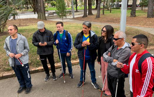 Andrea Carolina Chacón Castillo, directora general del INCI, acompaña a un grupo de personas con discapacidad visual durante una jornada de preparación para su participación en el Run Tour Avianca 2026 en Bogotá.