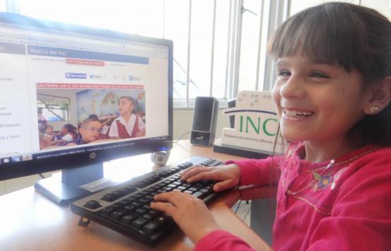 niña con discapacidad visual accediendo a una página de internet