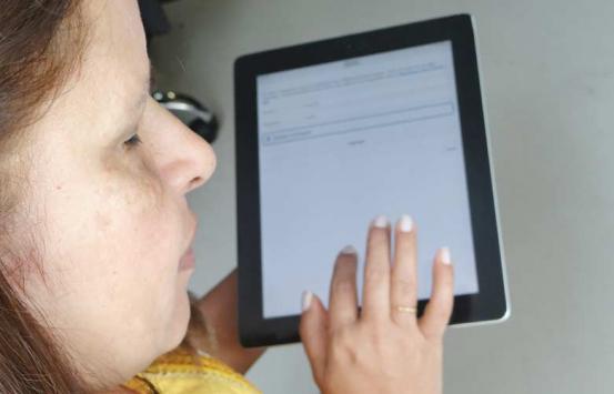 Personas con discapacidad visual, leyendo un libro digital en su tableta