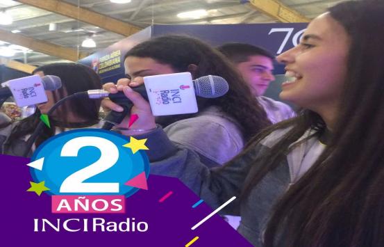 fotografía de estudiantes hablando a través de los micrófonos de inciradio