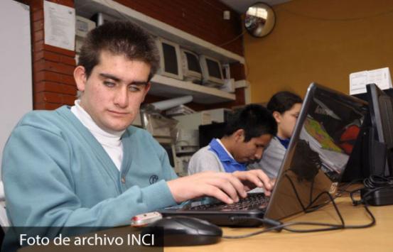 estudiante con discapacidad visual utilizando un computador