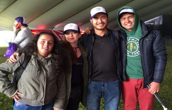 Fotografia de dos personas con discapacidad visual y sus acompañantes en Estereo Picnic