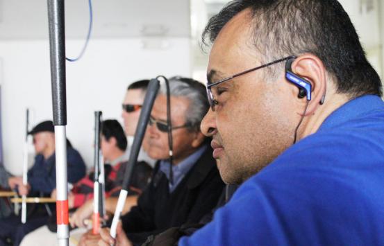 Fotografía, Grupo de personas con discapacidad visual con sus bastones