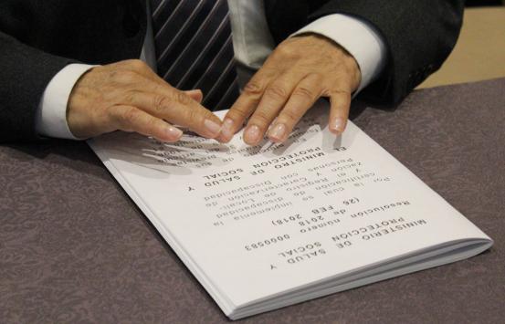 Persona con discapacidad visual leyendo braille