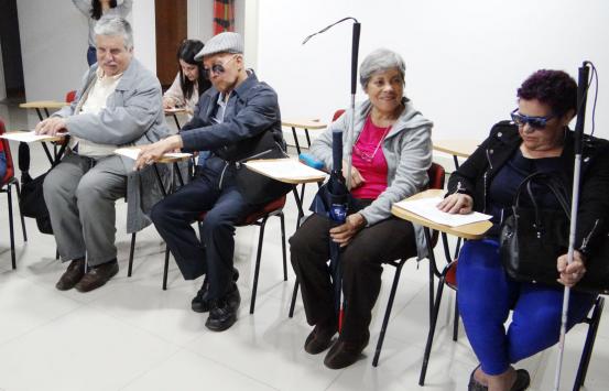 Fotografía, Personas con discapacidad visual interactuando con materiales pedagógicos