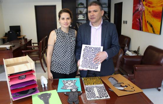 Carlos Parra Dussan, recibiendo donación