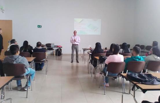 Enrique king, capacitando instituciones educativas