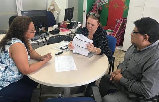 Fotografía, Patricia Montoya junto a funcionarios de la secretaria de educación del valle