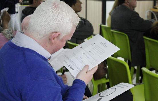 Fotografía, Persona con discapacidad visual leyendo braille