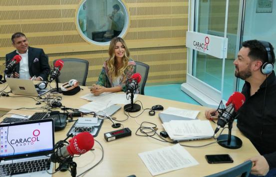 Carlos Parra Dussan en la cabina de Caracol Radio