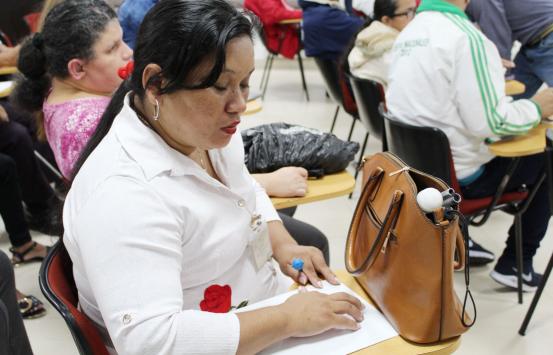 Personas aprendiendo Braille
