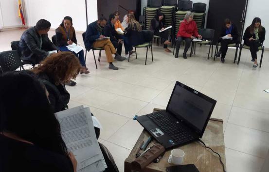 Funcionarios compartiendo conocimientos de investigación