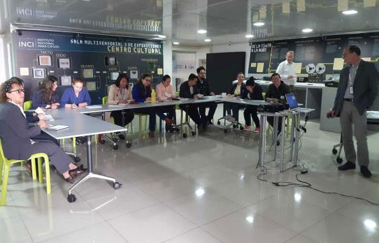 Fotografía, Funcionarios de la imprenta INCI en un taller de braille