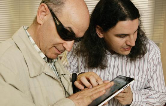 Personas con discapacidad leyendo en una tablet