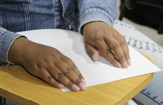 Fotografía, Manos leyendo braille