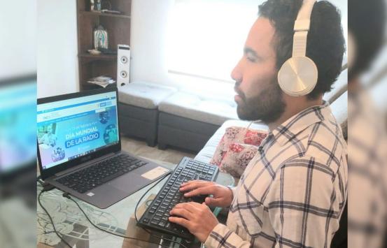 Fotografía, Carlos Quintero trabajando en su casa