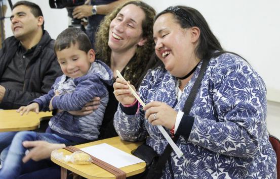Fotografía, Personas disfrutando en el centro cultural del INCI