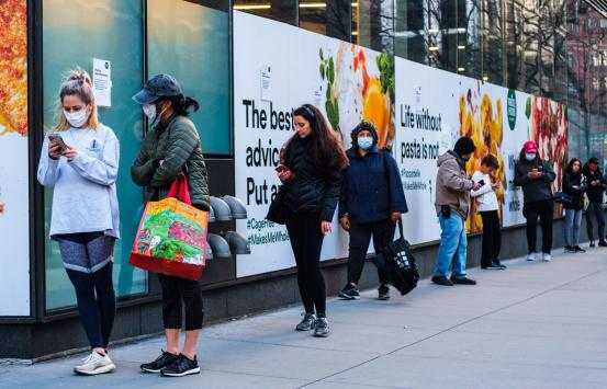 Fotografía, Personas haciendo fila manteniendo el distanciamiento social