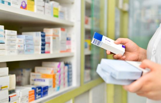 Fotografía, Persona acomodando medamentos en un estante