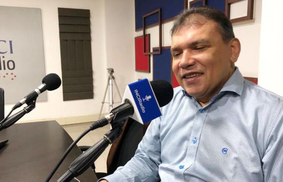 Fotografía Carlos Parra Dussan en la Cabina de inci radio