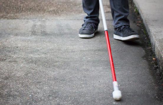 Fotografía, persona con discapacidad en la calle