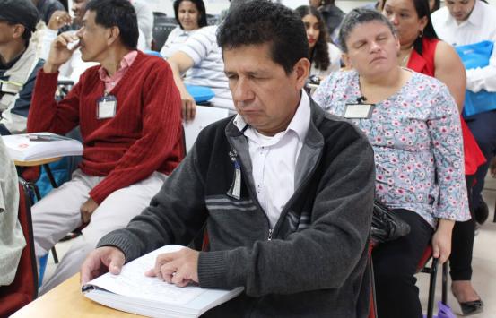 Persona con discapacidad visual leyendo un documento en braille