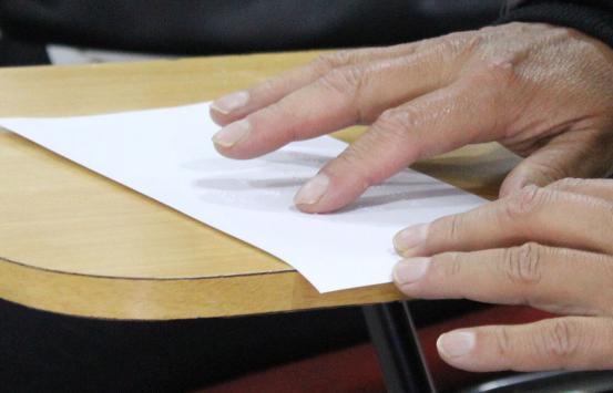 Fotografía, Persona con discapacidad visual leyendo en braille
