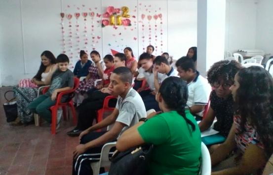 Fotografía, personas reunidas recibiendo capacitación en putumayo