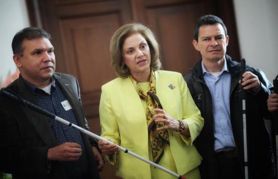 Fotografía, Carlos parra Dussan en la presentación del proyecto de ley del bastón blanco