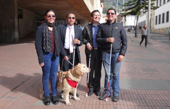 Personas con discapacidad usando su bastón blanco