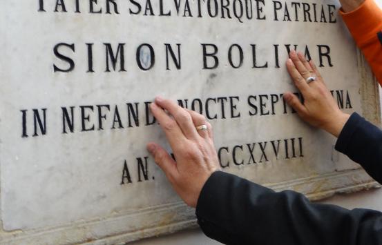 Fotografía, Personas con discapacidad visual tocando una placa en relieve