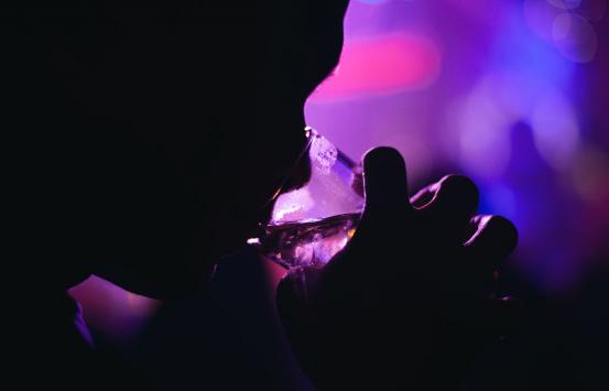 Fotografía, persona consumiendo licor