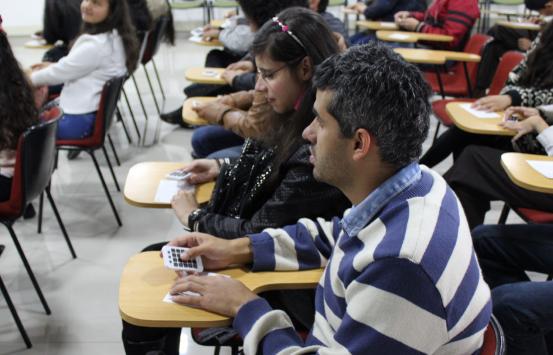 Fotografía, personas en el inci aprendiendo braille