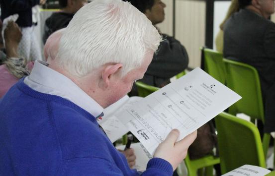 Fotografía, Persona leyendo publicación en braille