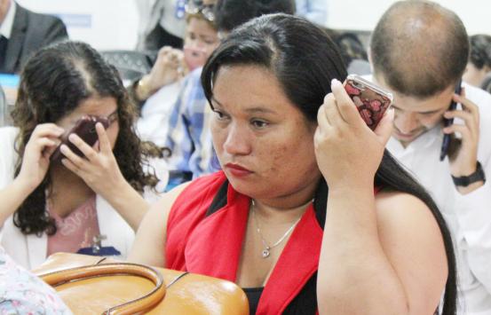 Persona con discapacidad visual, escuchando el lector de pantalla de su celular