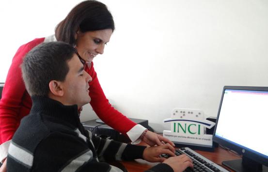 Fotografía, María del Rosario yepes brindando asesoría