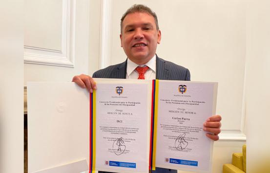 Imagen, Carlos Parra Dussan como miembro del comité directivo del centro de estudio en derechos humanos