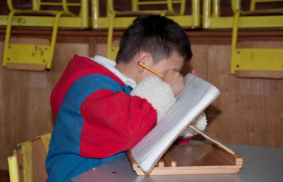 Fotografía, Niño con baja visión en el aula