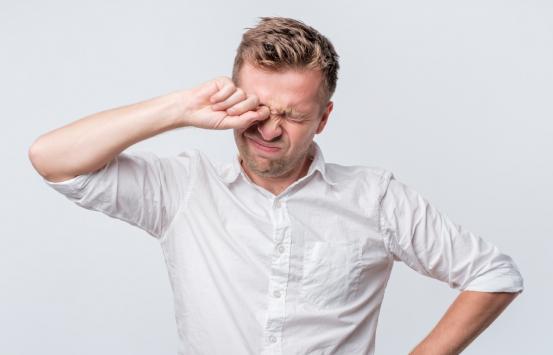 Fotografía, Persona frotándose los ojos con la mano