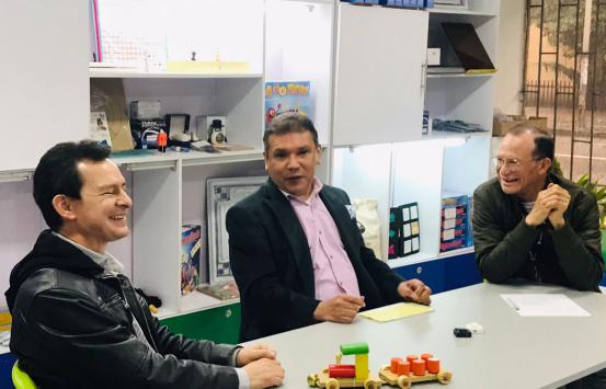 Fotografía -  Carlos Parra Dussan junto a Pedro Andrade Lozada y Enrique King en la Tienda INCI